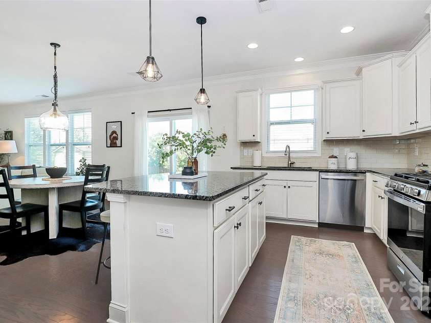 8916 Inverness Bay Road, Charlotte, NC 28278.  MLS# CAR4258017, YatesRealty ID 18286. Granite countertops and great lighting make this kitchen worth your while
