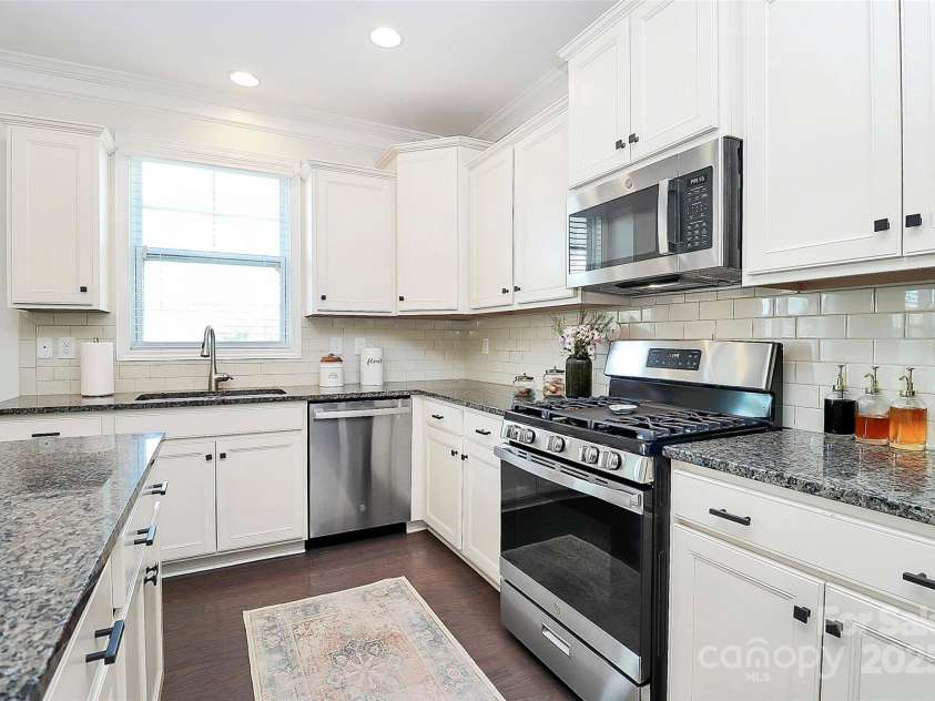 8916 Inverness Bay Road, Charlotte, NC 28278.  MLS# CAR4258017, YatesRealty ID 18286. Newer stainless-steel kitchen appliances and a neutral subway tile backsplash