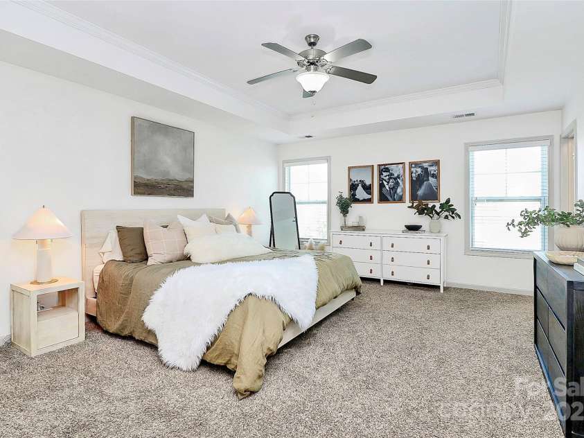 8916 Inverness Bay Road, Charlotte, NC 28278.  MLS# CAR4258017, YatesRealty ID 18286. Oversized primary for your personal retreat