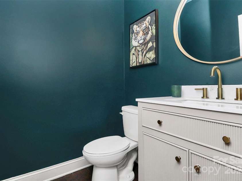 8916 Inverness Bay Road, Charlotte, NC 28278.  MLS# CAR4258017, YatesRealty ID 18286. Remodeled half bath on the main level with color drenching and a new custom vanity
