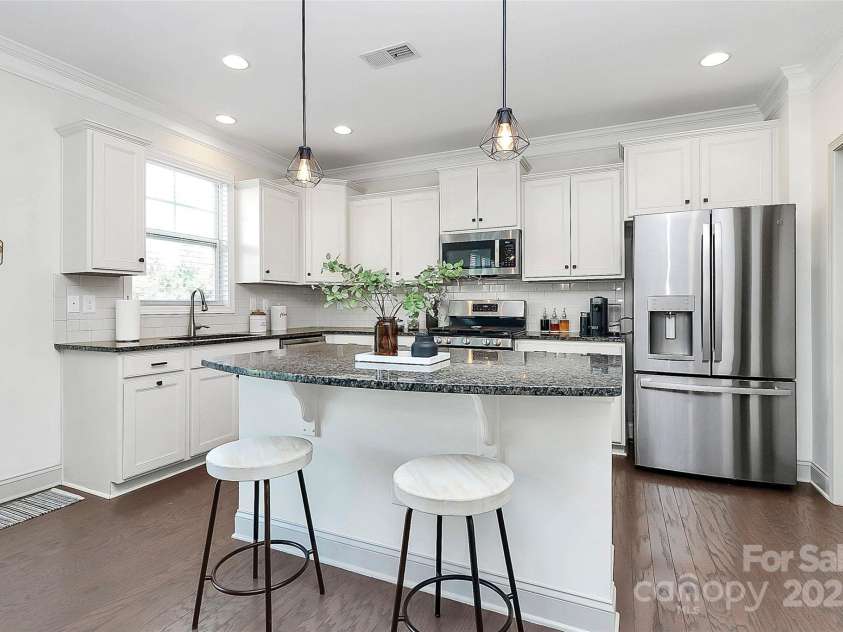 8916 Inverness Bay Road, Charlotte, NC 28278.  MLS# CAR4258017, YatesRealty ID 18286. Sought after white cabinets with staggered install for visual interest are very desirable