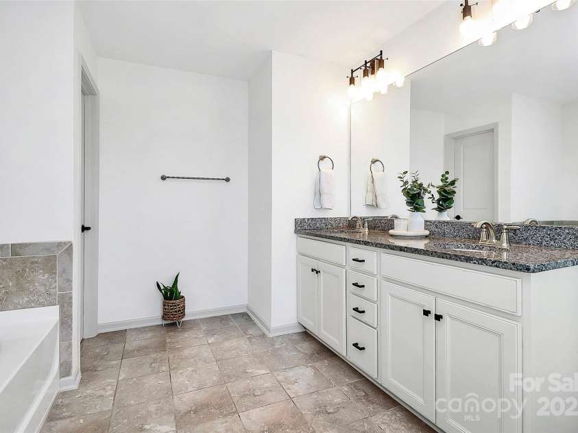 8916 Inverness Bay Road, Charlotte, NC 28278.  MLS# CAR4258017, YatesRealty ID 18286. Spacious dual sink vanity and water closet complete this primary bath
