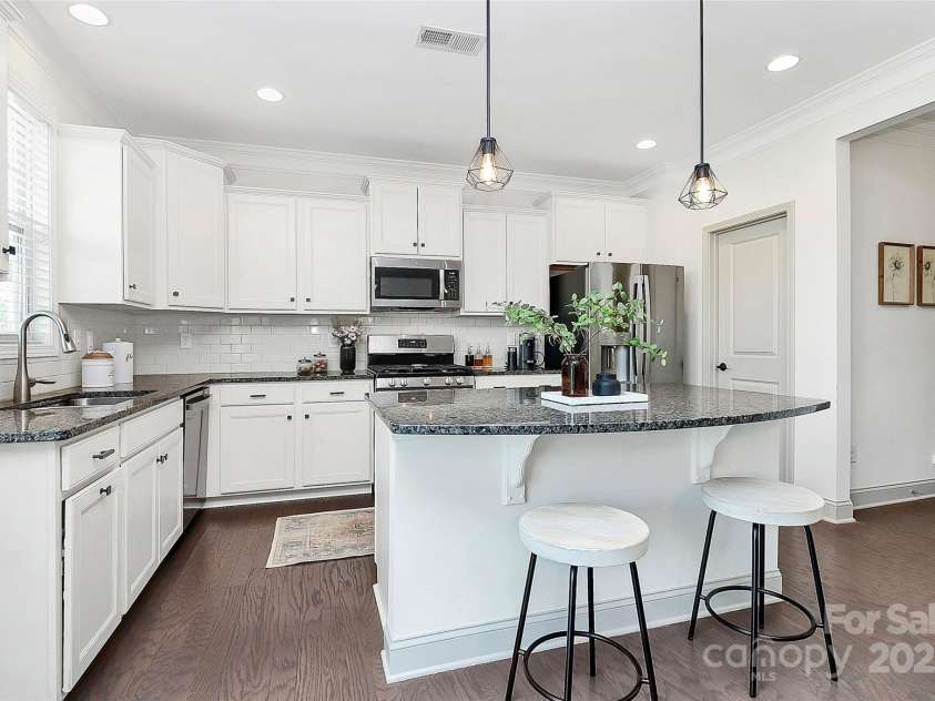 8916 Inverness Bay Road, Charlotte, NC 28278.  MLS# CAR4258017, YatesRealty ID 18286. Well-appointed kitchen with room for stool sitting at the island