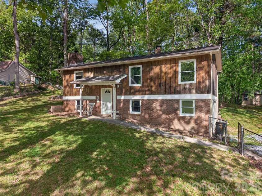 404 Ciccone Drive, Hendersonville, NC 28791.  MLS# CAR4372764, YatesRealty ID 18287. 