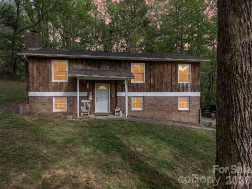 404 Ciccone Drive, Hendersonville, NC 28791.  MLS# CAR4372764, YatesRealty ID 18287. 
