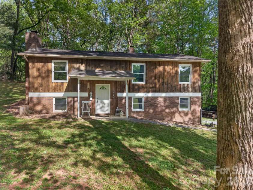 404 Ciccone Drive, Hendersonville, NC 28791.  MLS# CAR4372764, YatesRealty ID 18287. 