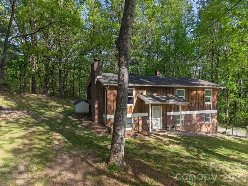 404 Ciccone Drive, Hendersonville, NC 28791.  MLS# CAR4372764, YatesRealty ID 18287. 