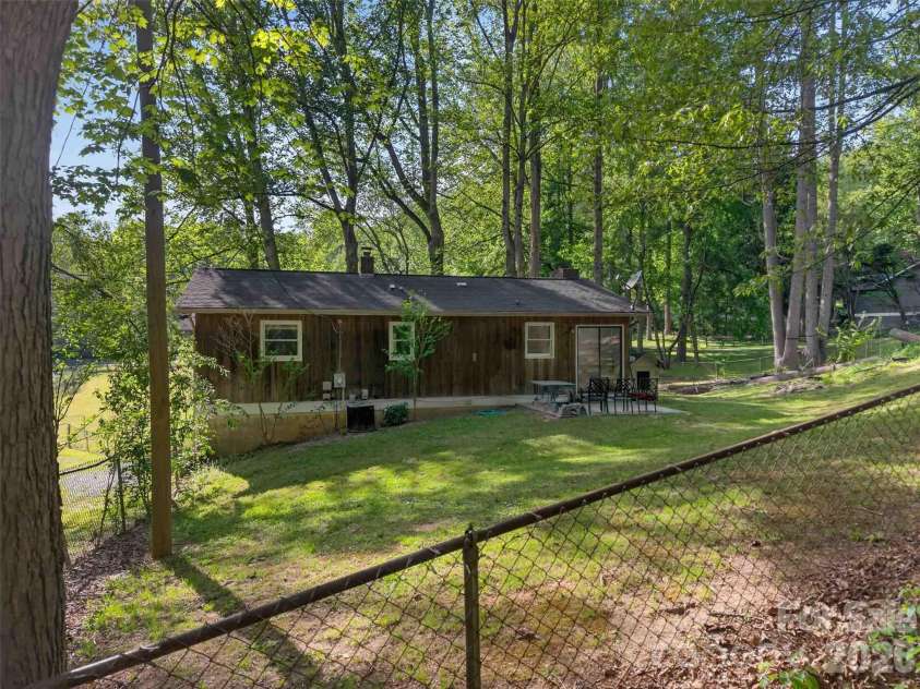 404 Ciccone Drive, Hendersonville, NC 28791.  MLS# CAR4372764, YatesRealty ID 18287. 