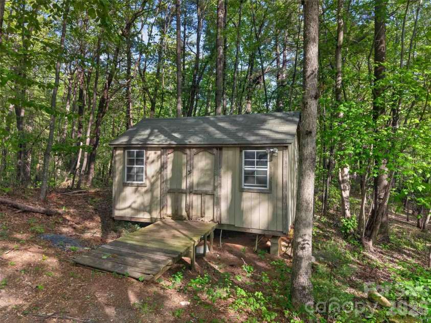 404 Ciccone Drive, Hendersonville, NC 28791.  MLS# CAR4372764, YatesRealty ID 18287. 