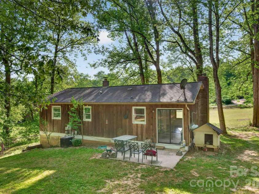 404 Ciccone Drive, Hendersonville, NC 28791.  MLS# CAR4372764, YatesRealty ID 18287. 