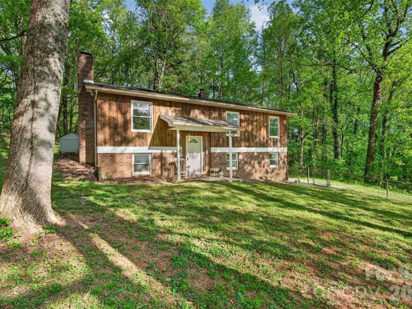 404 Ciccone Drive, Hendersonville, NC 28791.  MLS# CAR4372764, YatesRealty ID 18287. 