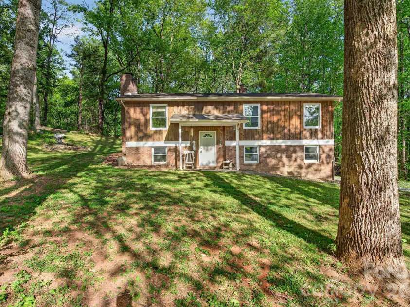 404 Ciccone Drive, Hendersonville, NC 28791.  MLS# CAR4372764, YatesRealty ID 18287. 