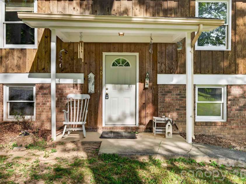 404 Ciccone Drive, Hendersonville, NC 28791.  MLS# CAR4372764, YatesRealty ID 18287. 