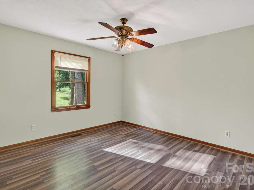 404 Ciccone Drive, Hendersonville, NC 28791.  MLS# CAR4372764, YatesRealty ID 18287. 