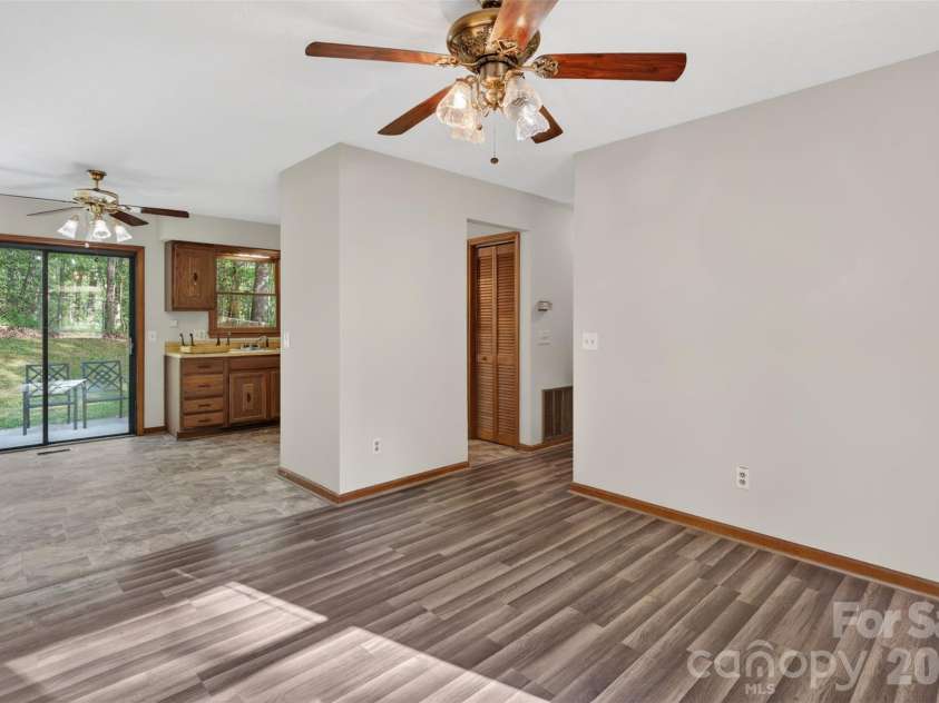 404 Ciccone Drive, Hendersonville, NC 28791.  MLS# CAR4372764, YatesRealty ID 18287. 