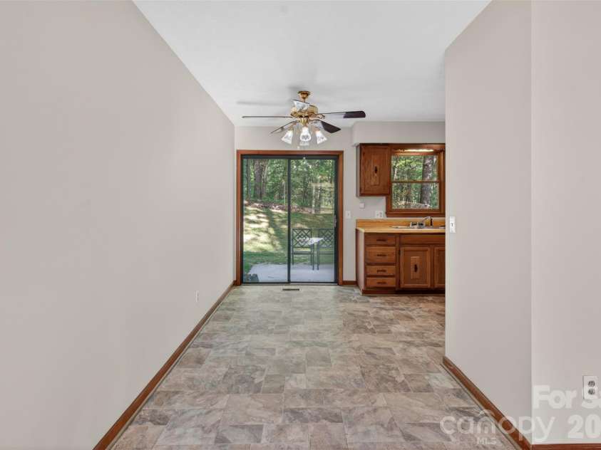 404 Ciccone Drive, Hendersonville, NC 28791.  MLS# CAR4372764, YatesRealty ID 18287. 