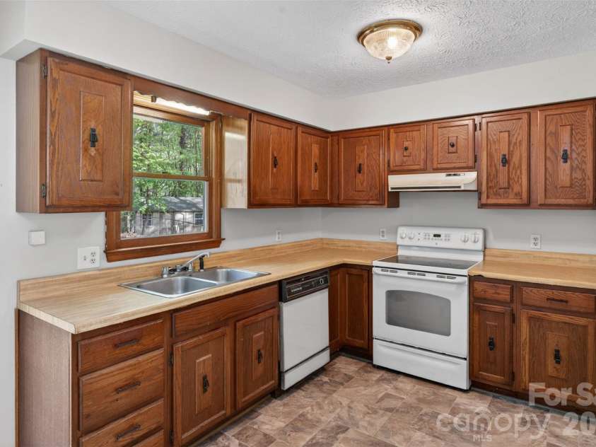 404 Ciccone Drive, Hendersonville, NC 28791.  MLS# CAR4372764, YatesRealty ID 18287. 
