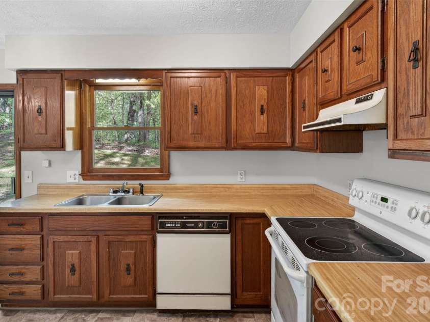 404 Ciccone Drive, Hendersonville, NC 28791.  MLS# CAR4372764, YatesRealty ID 18287. 