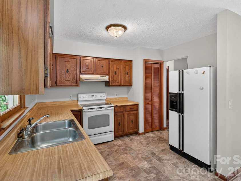 404 Ciccone Drive, Hendersonville, NC 28791.  MLS# CAR4372764, YatesRealty ID 18287. 