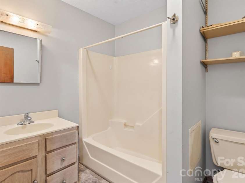404 Ciccone Drive, Hendersonville, NC 28791.  MLS# CAR4372764, YatesRealty ID 18287. 