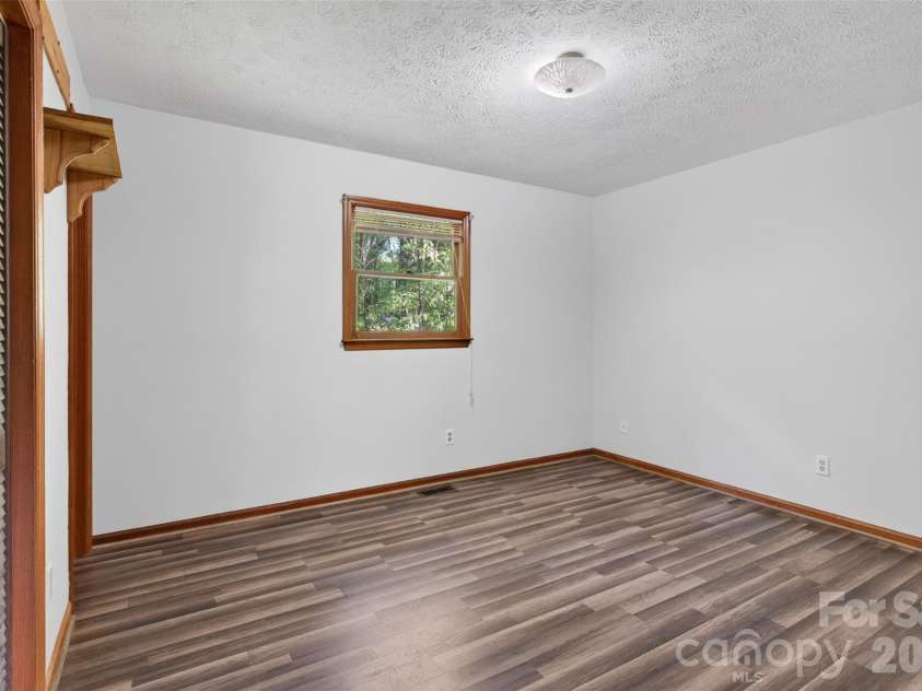 404 Ciccone Drive, Hendersonville, NC 28791.  MLS# CAR4372764, YatesRealty ID 18287. 