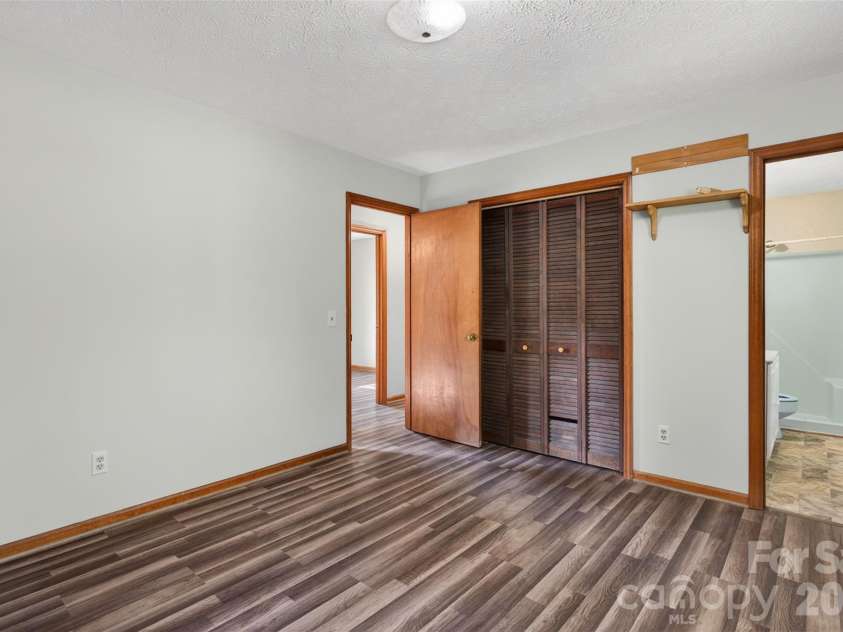 404 Ciccone Drive, Hendersonville, NC 28791.  MLS# CAR4372764, YatesRealty ID 18287. 