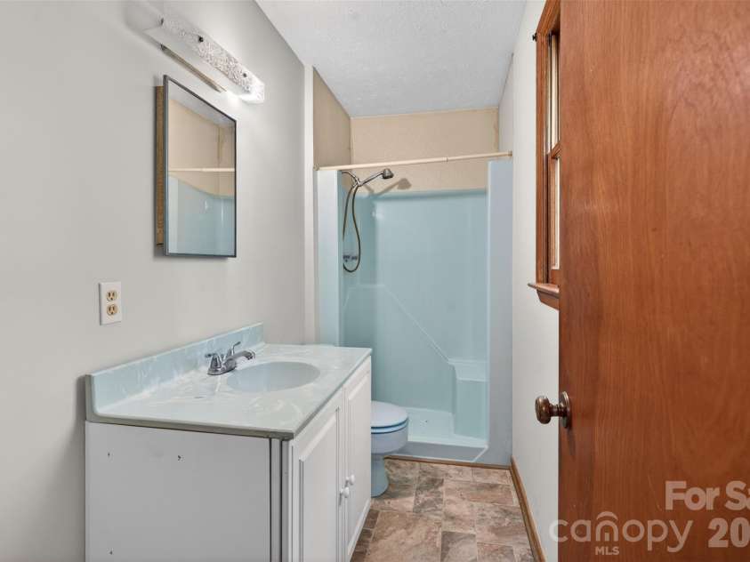 404 Ciccone Drive, Hendersonville, NC 28791.  MLS# CAR4372764, YatesRealty ID 18287. 