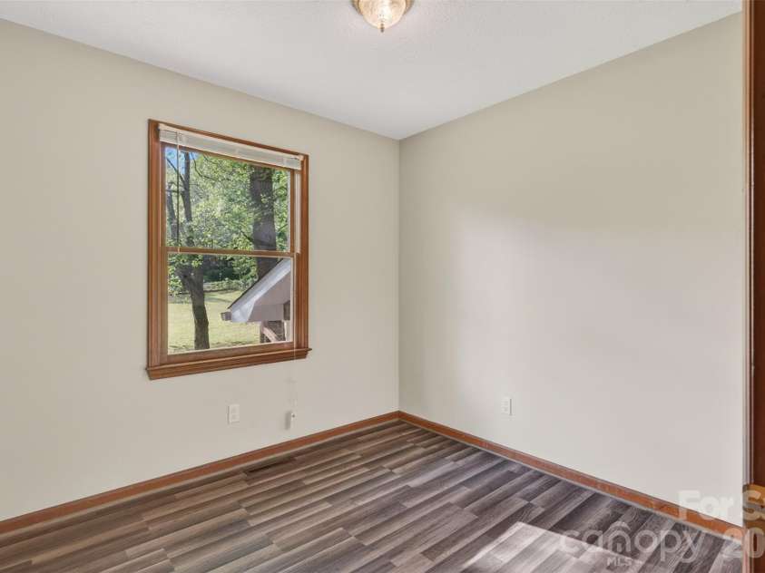 404 Ciccone Drive, Hendersonville, NC 28791.  MLS# CAR4372764, YatesRealty ID 18287. 