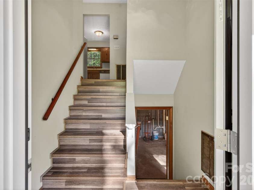 404 Ciccone Drive, Hendersonville, NC 28791.  MLS# CAR4372764, YatesRealty ID 18287. 
