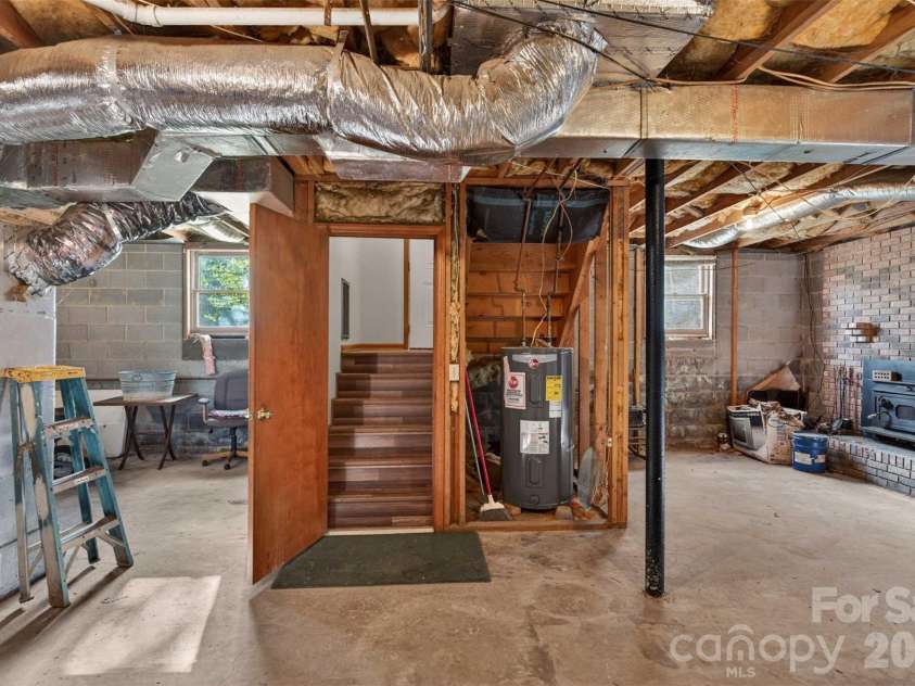 404 Ciccone Drive, Hendersonville, NC 28791.  MLS# CAR4372764, YatesRealty ID 18287. 