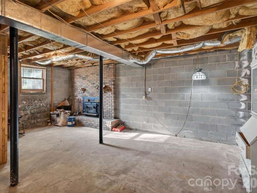 404 Ciccone Drive, Hendersonville, NC 28791.  MLS# CAR4372764, YatesRealty ID 18287. 