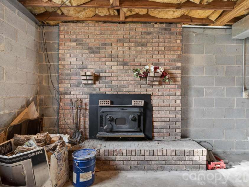 404 Ciccone Drive, Hendersonville, NC 28791.  MLS# CAR4372764, YatesRealty ID 18287. 