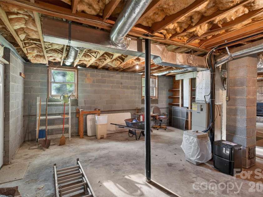 404 Ciccone Drive, Hendersonville, NC 28791.  MLS# CAR4372764, YatesRealty ID 18287. 