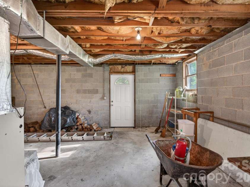 404 Ciccone Drive, Hendersonville, NC 28791.  MLS# CAR4372764, YatesRealty ID 18287. 