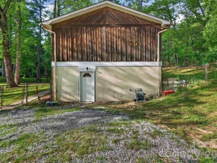 404 Ciccone Drive, Hendersonville, NC 28791.  MLS# CAR4372764, YatesRealty ID 18287. 