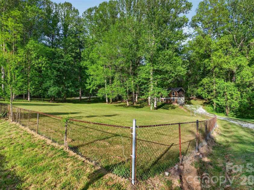 404 Ciccone Drive, Hendersonville, NC 28791.  MLS# CAR4372764, YatesRealty ID 18287. 