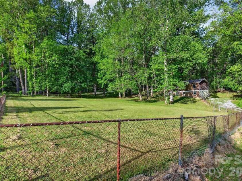 404 Ciccone Drive, Hendersonville, NC 28791.  MLS# CAR4372764, YatesRealty ID 18287. 