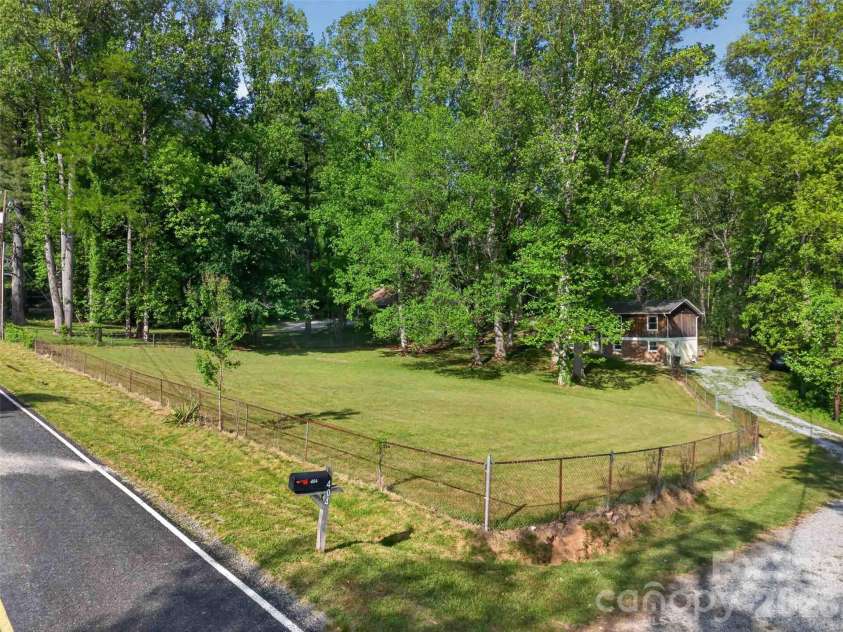 404 Ciccone Drive, Hendersonville, NC 28791.  MLS# CAR4372764, YatesRealty ID 18287. 