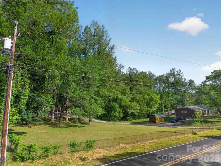 404 Ciccone Drive, Hendersonville, NC 28791.  MLS# CAR4372764, YatesRealty ID 18287. 