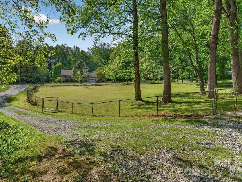 404 Ciccone Drive, Hendersonville, NC 28791.  MLS# CAR4372764, YatesRealty ID 18287. 
