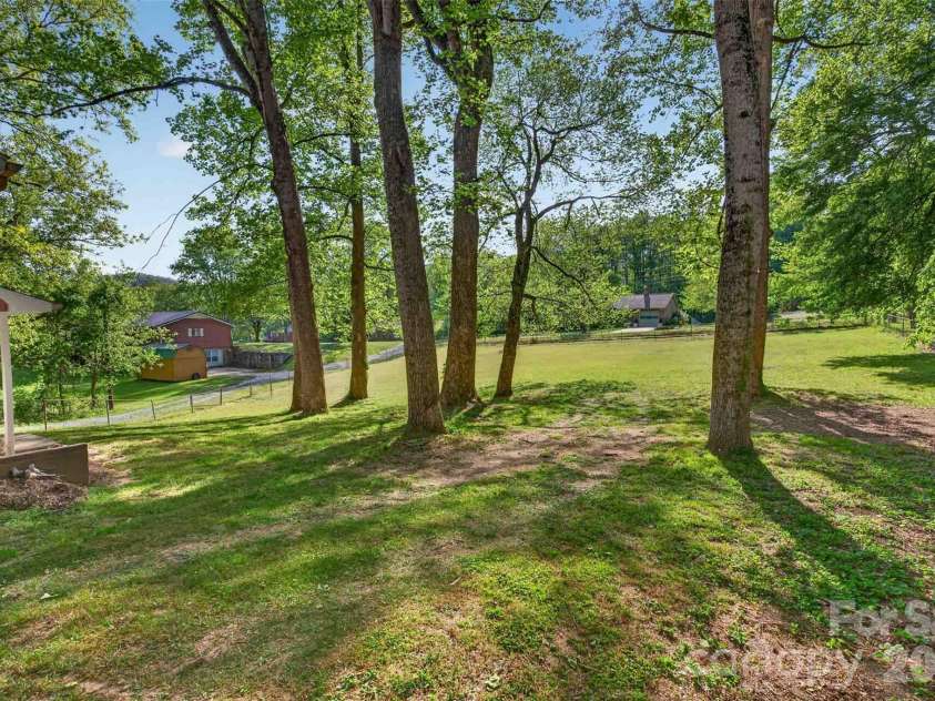 404 Ciccone Drive, Hendersonville, NC 28791.  MLS# CAR4372764, YatesRealty ID 18287. 