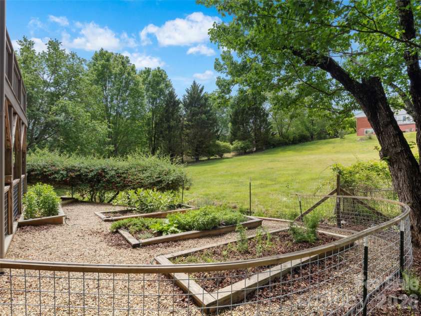 100 Klein Street, Asheville, NC 28805.  MLS# CAR4358648, YatesRealty ID 18288. 