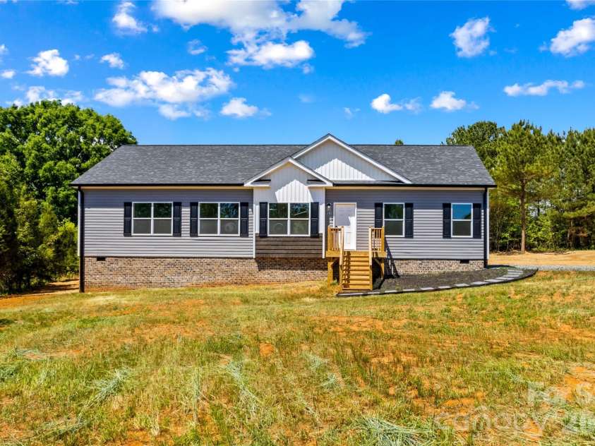 6016 Bridges Street, Catawba, NC 28609.  MLS# CAR4373073, YatesRealty ID 18291. 