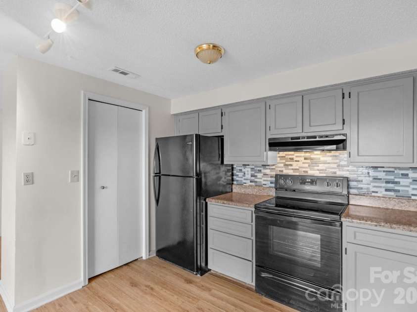 7530 Pebblestone Drive, Charlotte, NC 28212.  MLS# CAR4335858, YatesRealty ID 18292. 