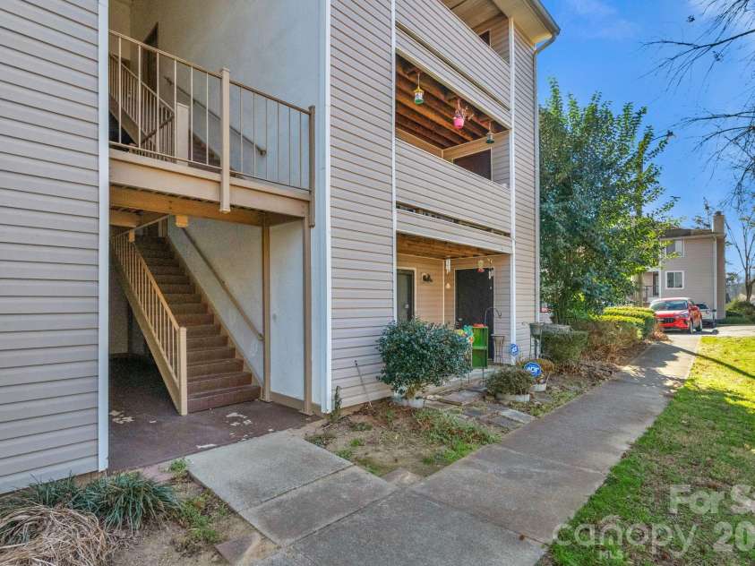 7530 Pebblestone Drive, Charlotte, NC 28212.  MLS# CAR4335858, YatesRealty ID 18292. Front walkway