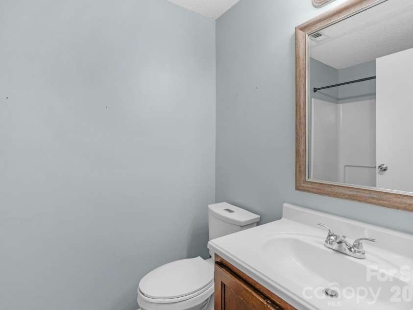 7530 Pebblestone Drive, Charlotte, NC 28212.  MLS# CAR4335858, YatesRealty ID 18292. Primary Bath