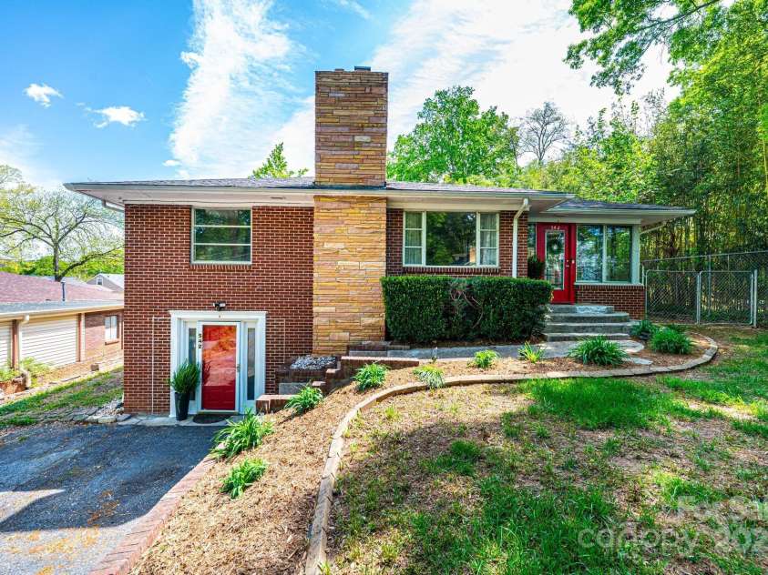 542 9th Street, Hickory, NC 28601.  MLS# CAR4248207, YatesRealty ID 18293. 