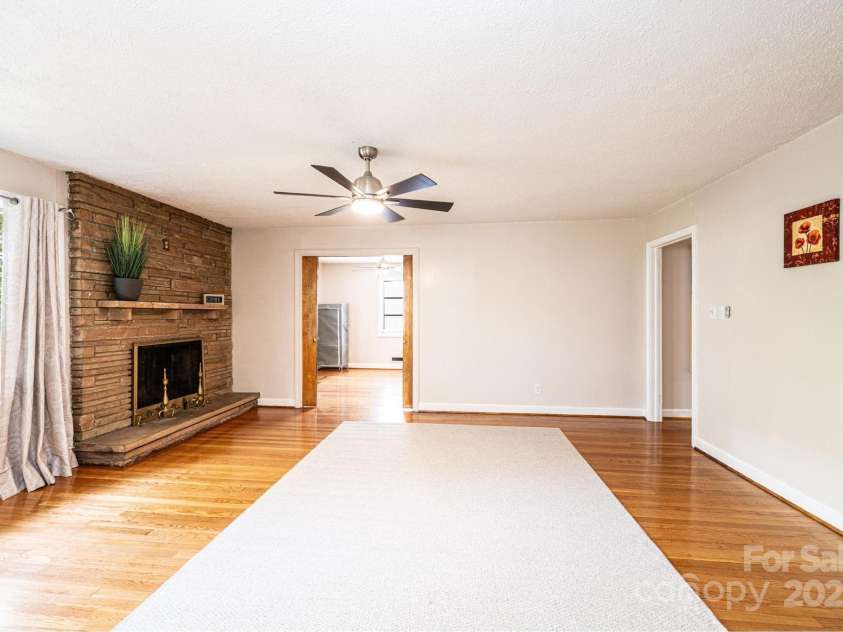 542 9th Street, Hickory, NC 28601.  MLS# CAR4248207, YatesRealty ID 18293. 