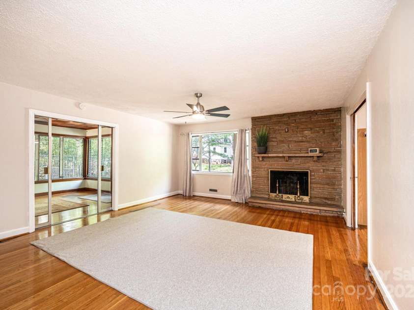 542 9th Street, Hickory, NC 28601.  MLS# CAR4248207, YatesRealty ID 18293. 