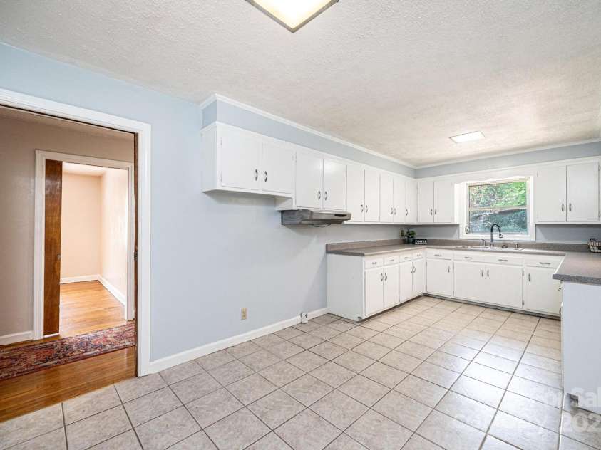 542 9th Street, Hickory, NC 28601.  MLS# CAR4248207, YatesRealty ID 18293. 